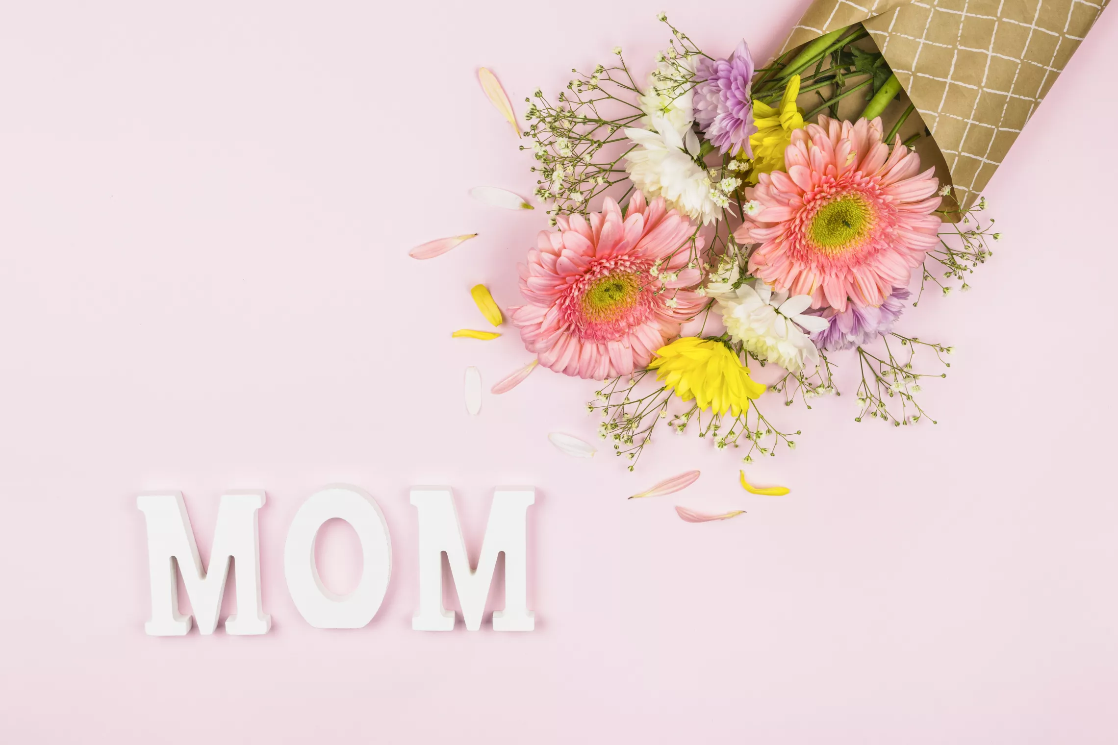 Letters spelling "MOM" below a bouquet of flowers